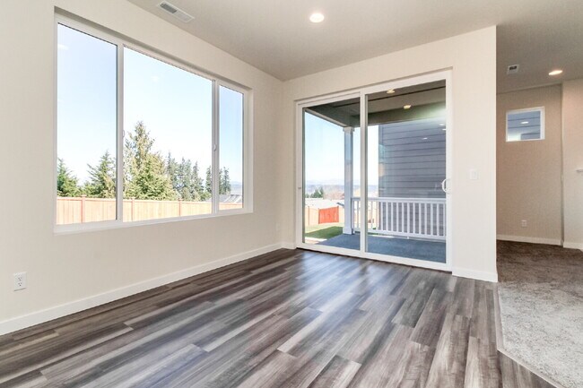 Building Photo - Scenic Auburn Living with Modern Comfort & Easy Seattle/Tacoma Access
