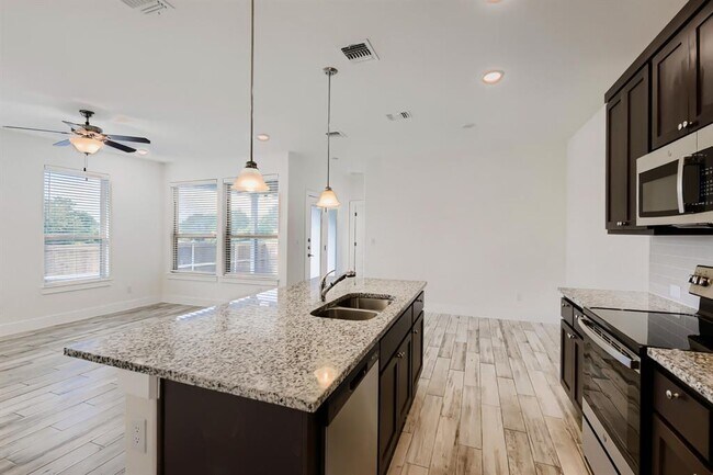 Building Photo - 401 Parkline Dr