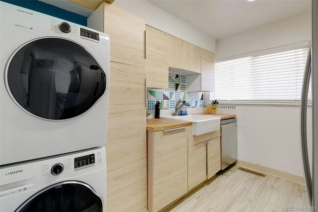 Building Photo - Westminster Townhome