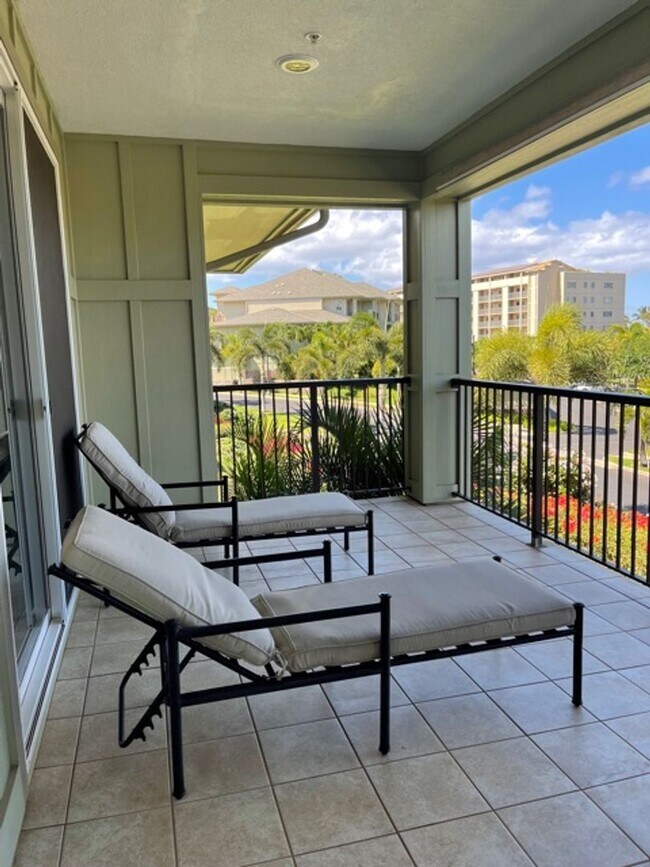 Building Photo - Gorgeous like new Premier condo in S. Kihe...