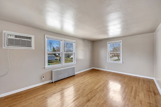 Building Photo - Charming 1-Bedroom Lower Apartment — West Side Green Bay