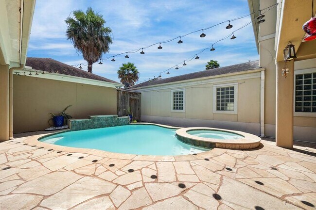 Building Photo - 5512 Val Verde St
