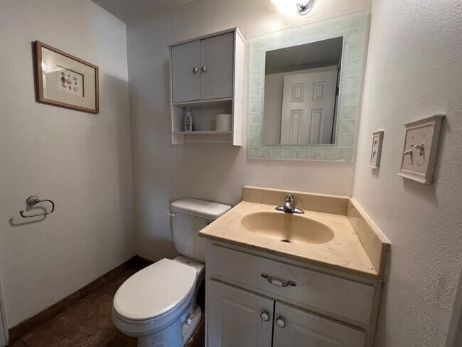 Building Photo - 3 Bedroom Condo in Cinnimon Courtyards