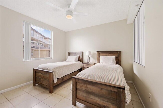 Building Photo - 2060 Greenview Shores Blvd
