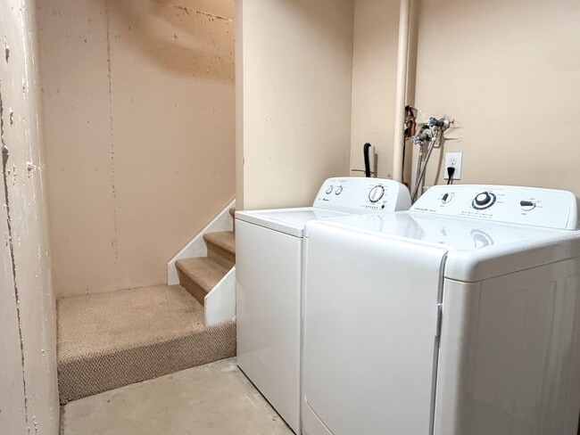 Building Photo - Open and Bright Corner Unit