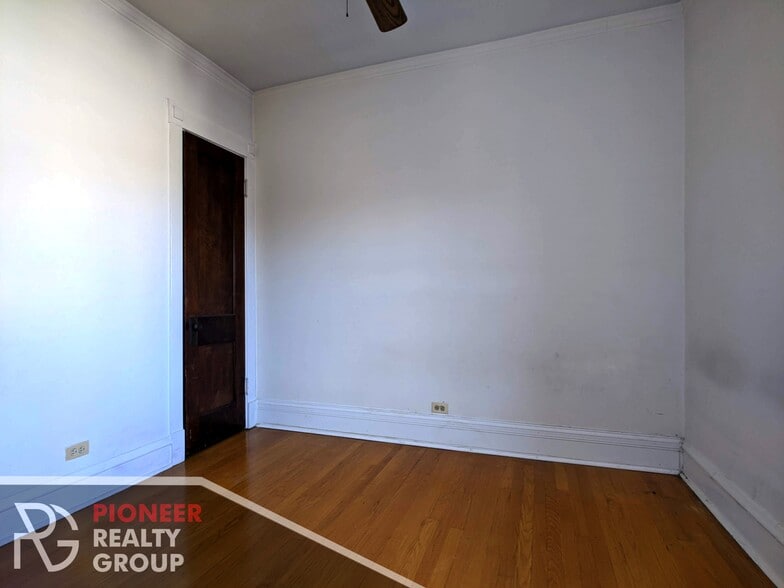 Building Photo - 1448 W Cornelia Ave