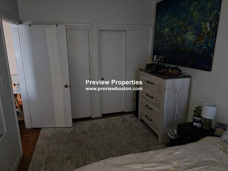 Building Photo - 922 Beacon St