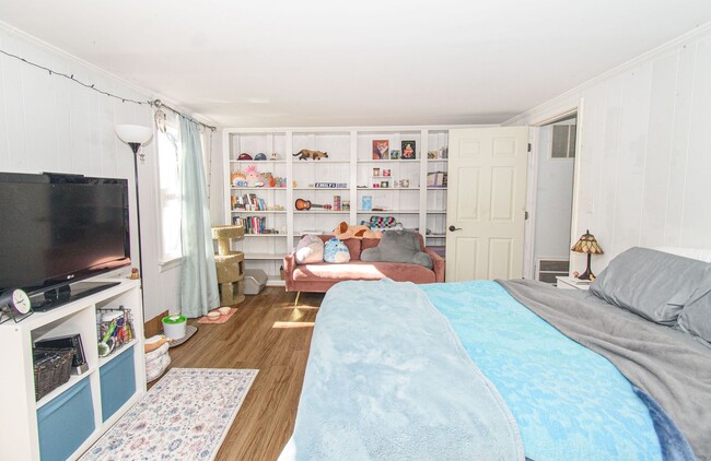 Building Photo - Charming 4 Bed 3.5 Bath Townhome