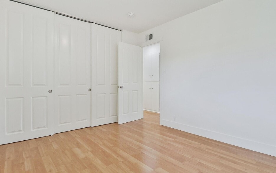 Building Photo - 1917 Hobart Dr