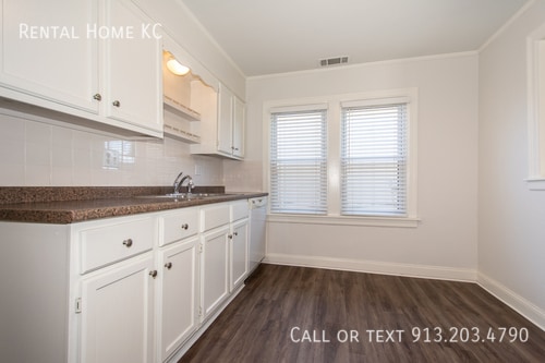 Building Photo - 8033 Robinson-