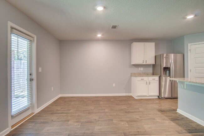 Building Photo - Spacious 4BD/2BA Brick Home Near Navy Federal