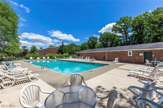 Building Photo - 7010 Carriage Hill Dr
