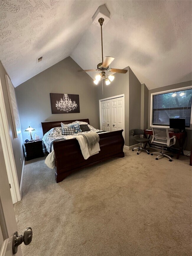 Building Photo - 3850 Knollcrest Dr