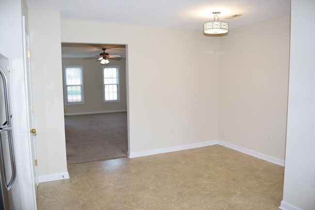 Building Photo - Spacious 2BR 2BA Townhome In Prime Location!