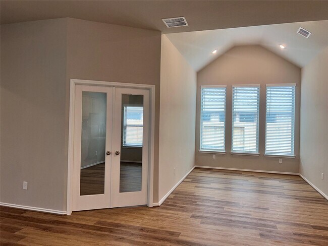 Building Photo - 8420 Int'l Fls Dr