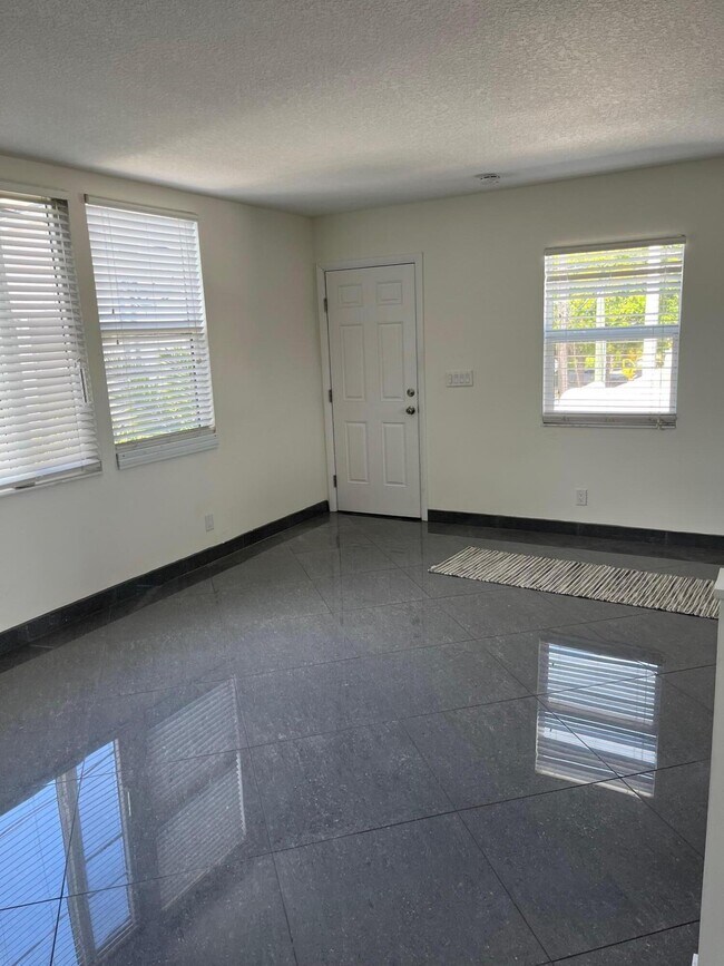 Building Photo - 301 Central Dr