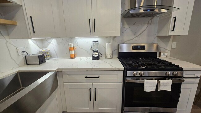 Building Photo - 1059 Gillespie Dr