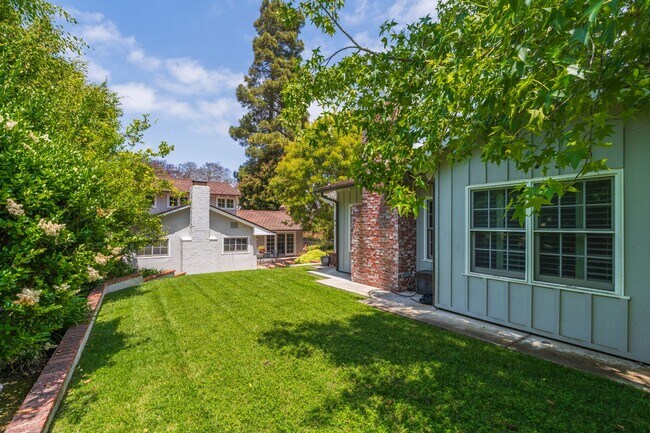 Building Photo - Valmonte 3 bed/3 bath Home plus guest house.