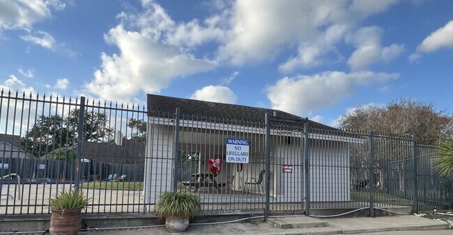 Building Photo - 1635 Ainsdale Dr