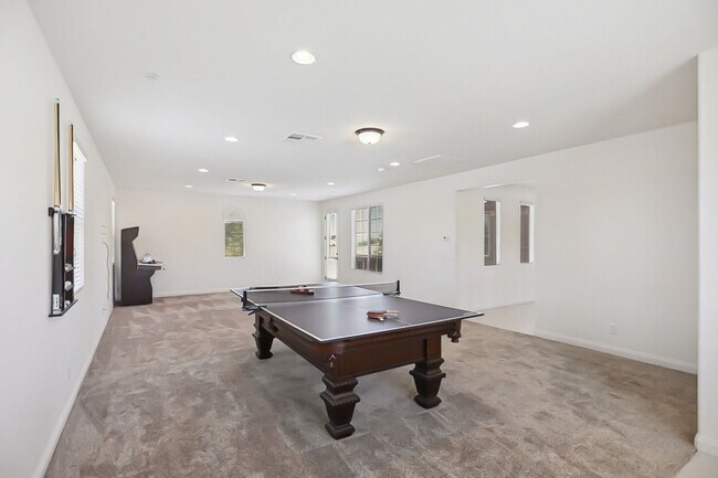 Building Photo - Stunning 5 Bed, 4 Full Baths And 2 Half Ba...