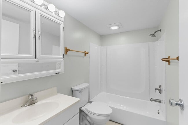 Building Photo - Spacious 3 Bedroom Townhome Available Now!