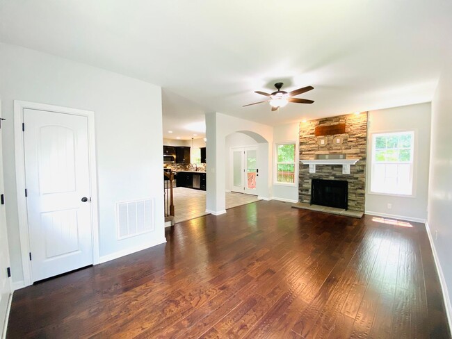 Building Photo - 1194 Eagle's Bluff Dr