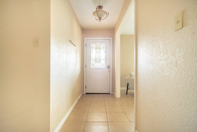 Building Photo - Queen room in 4-bed/2.0-bath Home