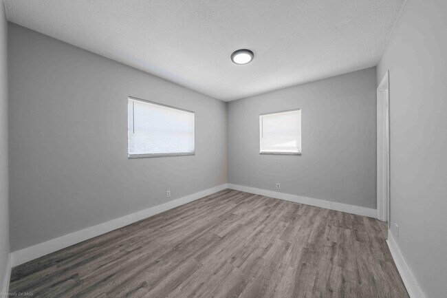Building Photo - 510 SW 13th Pl