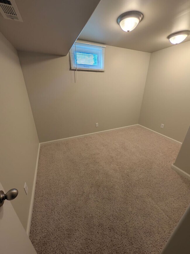 Building Photo - 1216 Robin Dr