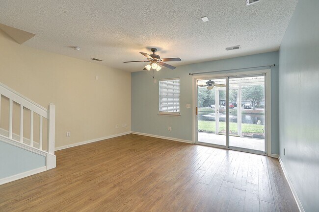 Building Photo - Move in Ready Townhouse in Summer Wood!