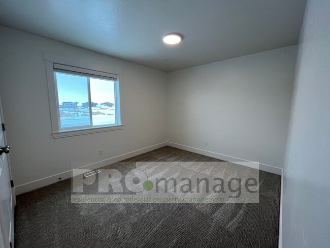 Building Photo - 3 Bed, 2 Bath Town Home w/ 2 Car Garage - ...