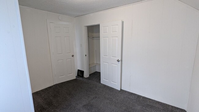 Building Photo - Charming 3-bedroom, 1-bathroom home located in the heart of Akron