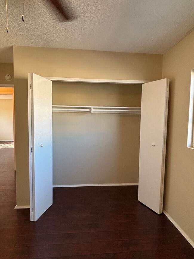 Building Photo - 2 bedroom 1 bath available now in East LA!