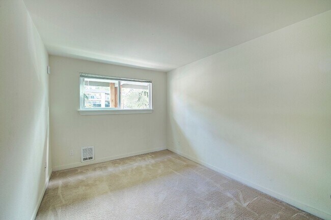 Building Photo - 2bd/1.75ba Bellevue Condo