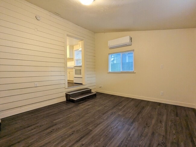 Building Photo - Remodeled Studio apartment- Great location in downtown Eugene!