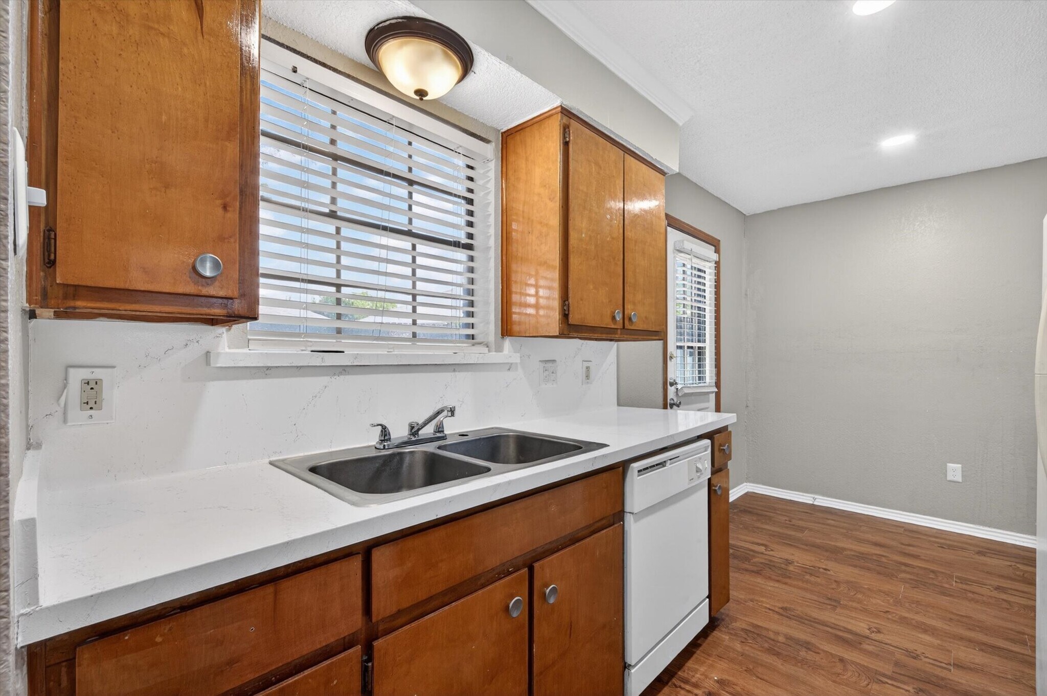Building Photo - 305 Cambridge Dr