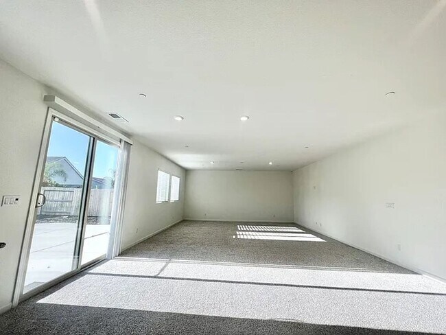 Building Photo - Spacious 4 Bedroom Home in West Roseville ...
