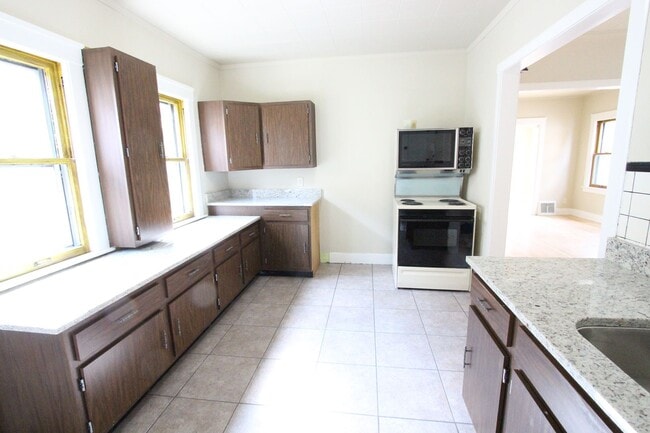 Building Photo - 3 Bedroom 1.5 Bath West Allis House for Rent