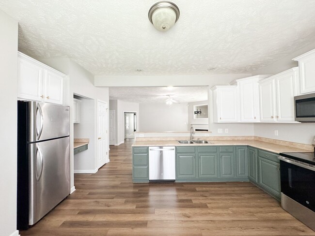 Building Photo - Gorgeous 2 Bed, 2 Bath End Unit Townhome