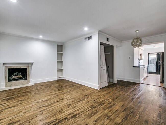 Building Photo - Remodeled Central Dallas Condo