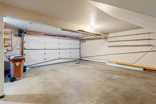 Building Photo - Spacious 2 Bed, 2 Bath Condo Near Downtown...