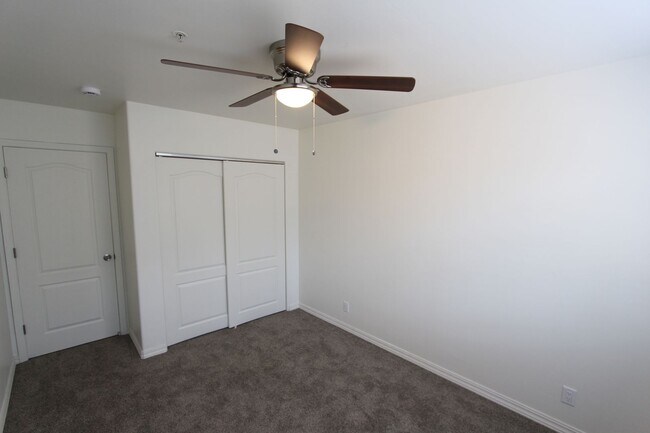 Building Photo - Remodeled End-Unit Townhome @ Village at Elk Run | 3 Bed, 2.5 Bath + 2-Car Garage