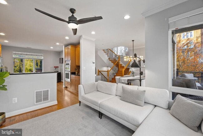 Building Photo - 900 Valencia Ct