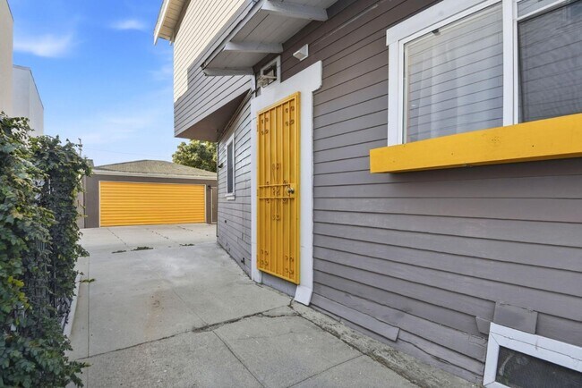 Building Photo - 1610 W 36th Pl