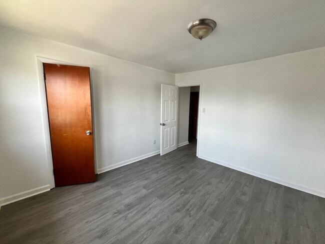Building Photo - 3 bedroom 1 bath house