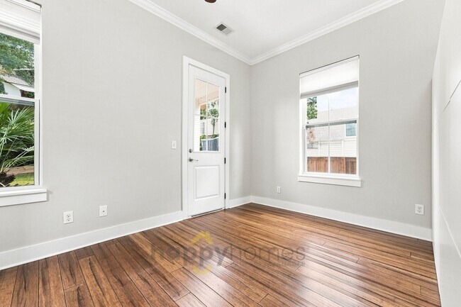 Building Photo - 4613 Oakwood Ave