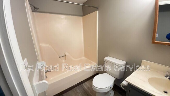 Building Photo - 739 Trumbull St