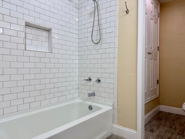 Building Photo - House For Rent