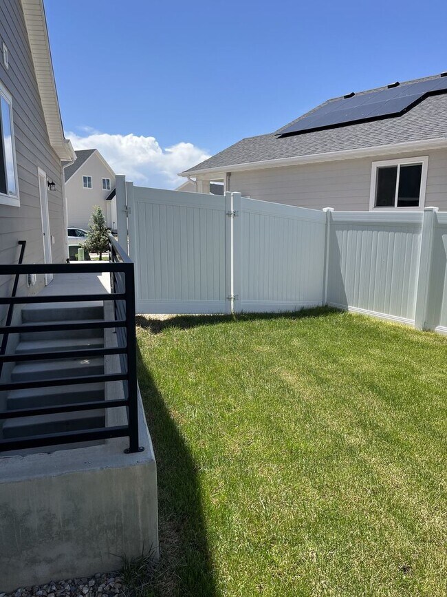 Building Photo - Spacious 3 Bed Downstairs Duplex