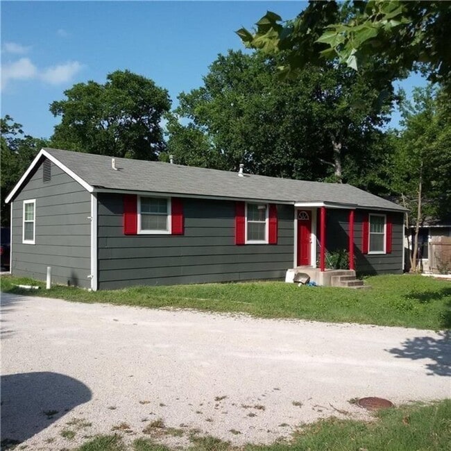 Building Photo - 608 1/2 Genard Unit B - 3 bed 2 bath one story with back yard.